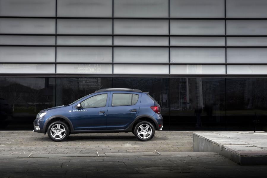  Dacia Sandero Stepway 2017 года  (UK) (фото 7 из 30)